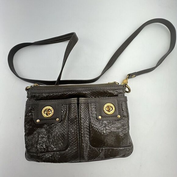 Marc Jacobs Percy Turnlock Brown Patent Crossbody Bag Purse Clutch Embossed - Picture 1 of 9